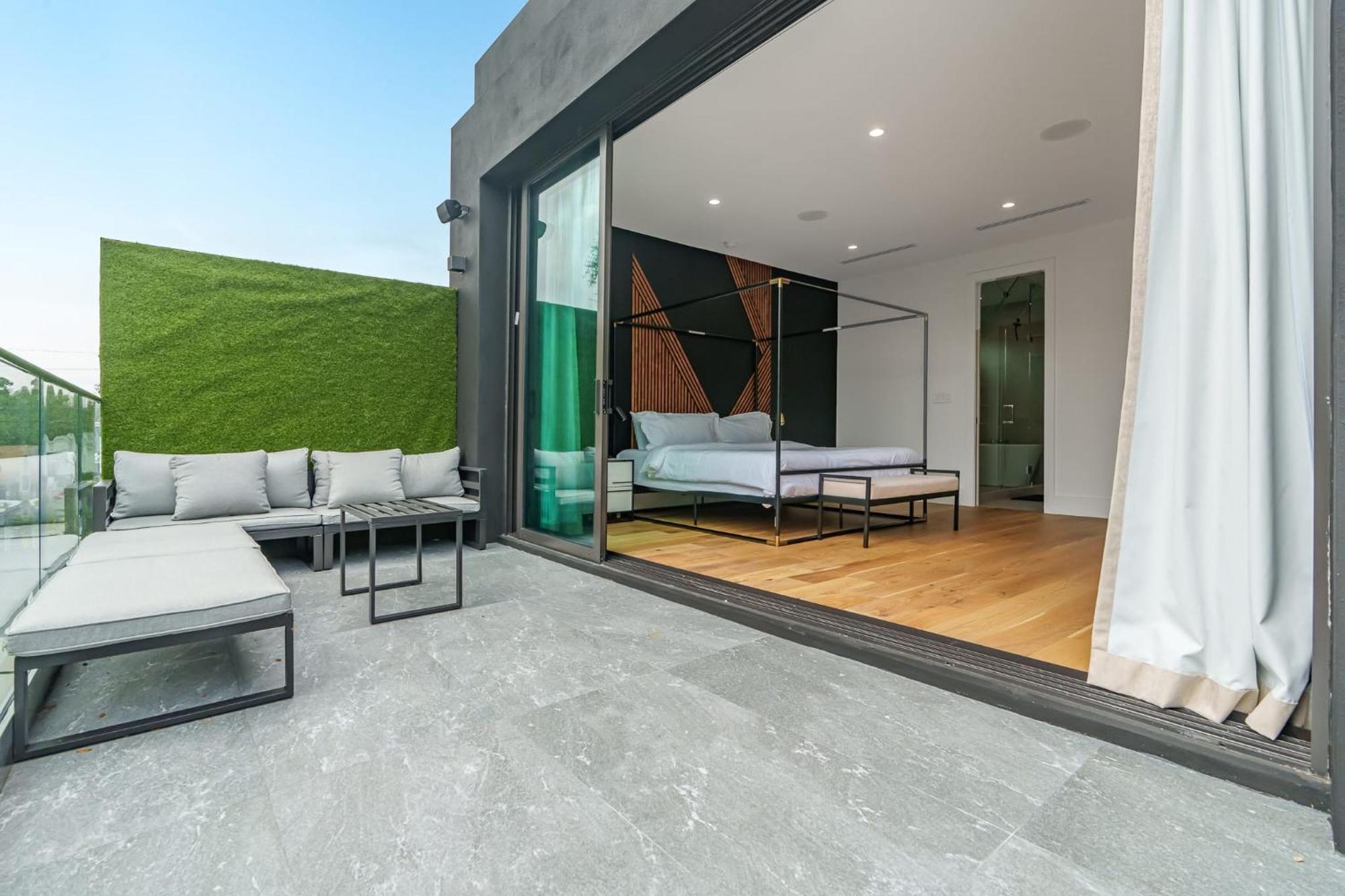 Modern Build Heated Pool Huge Open Concept *