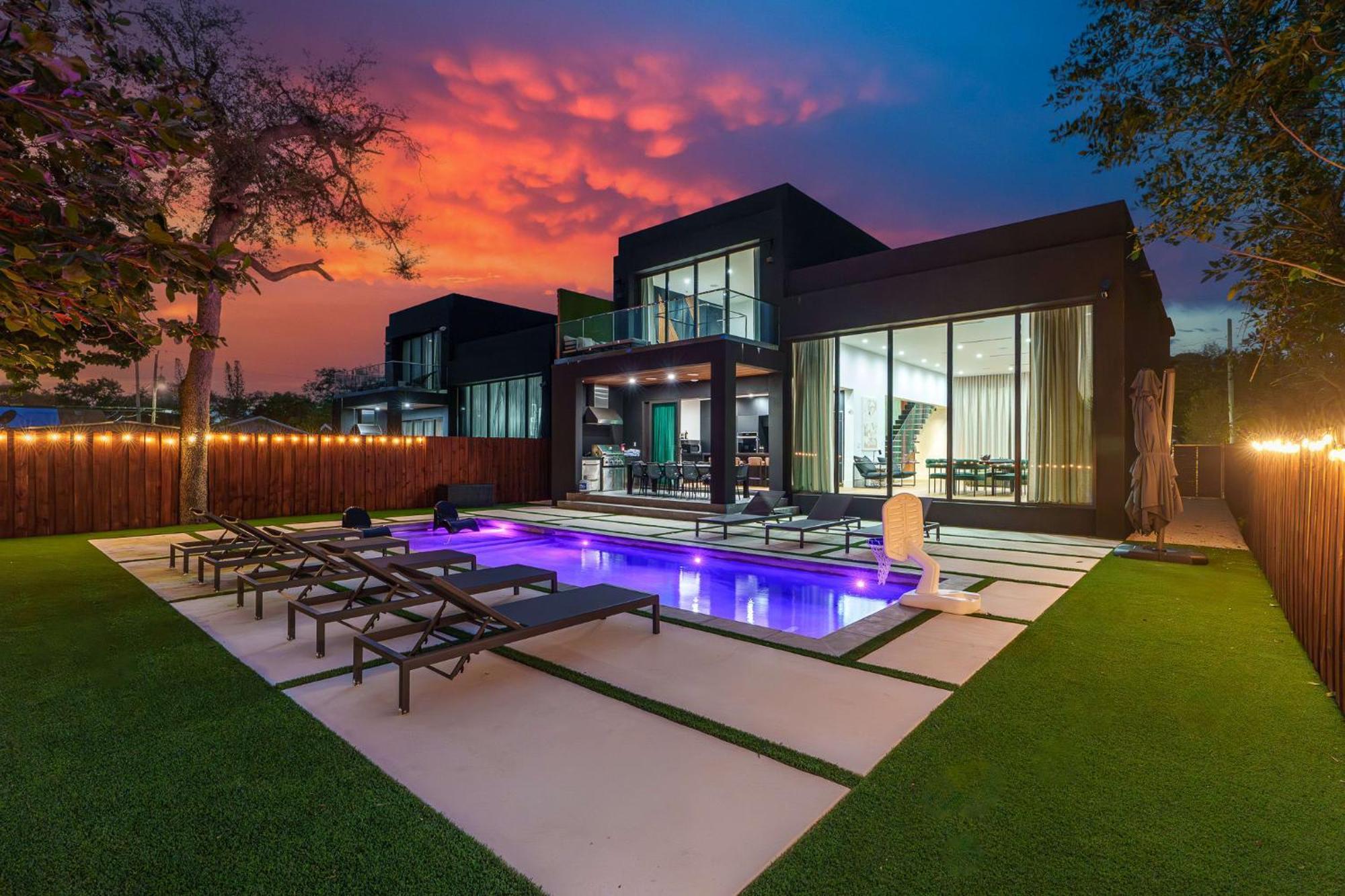 Holiday home Modern Build Heated Pool Huge Open Concept *