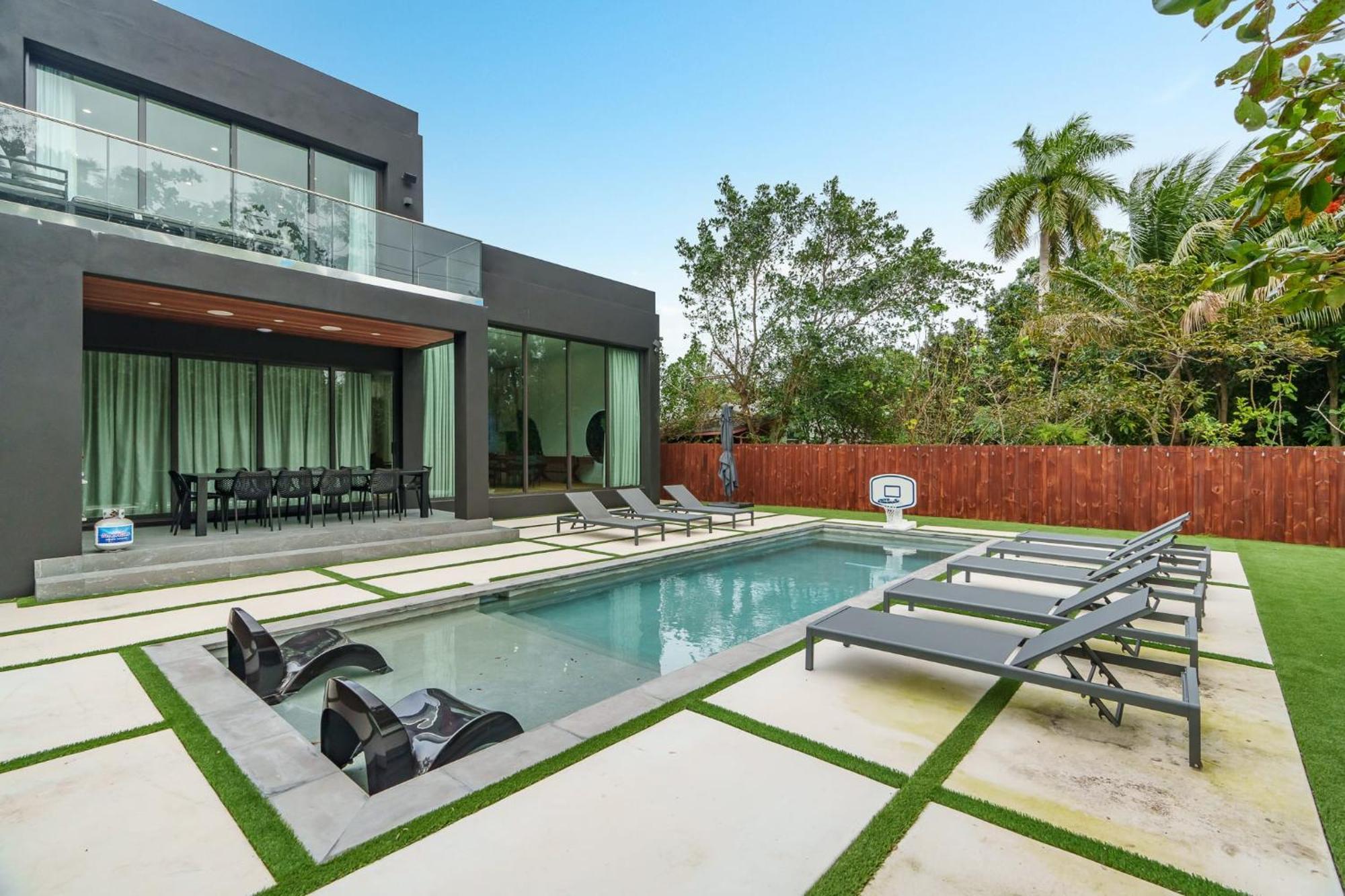 Holiday home Modern Build Heated Pool Huge Open Concept Miami