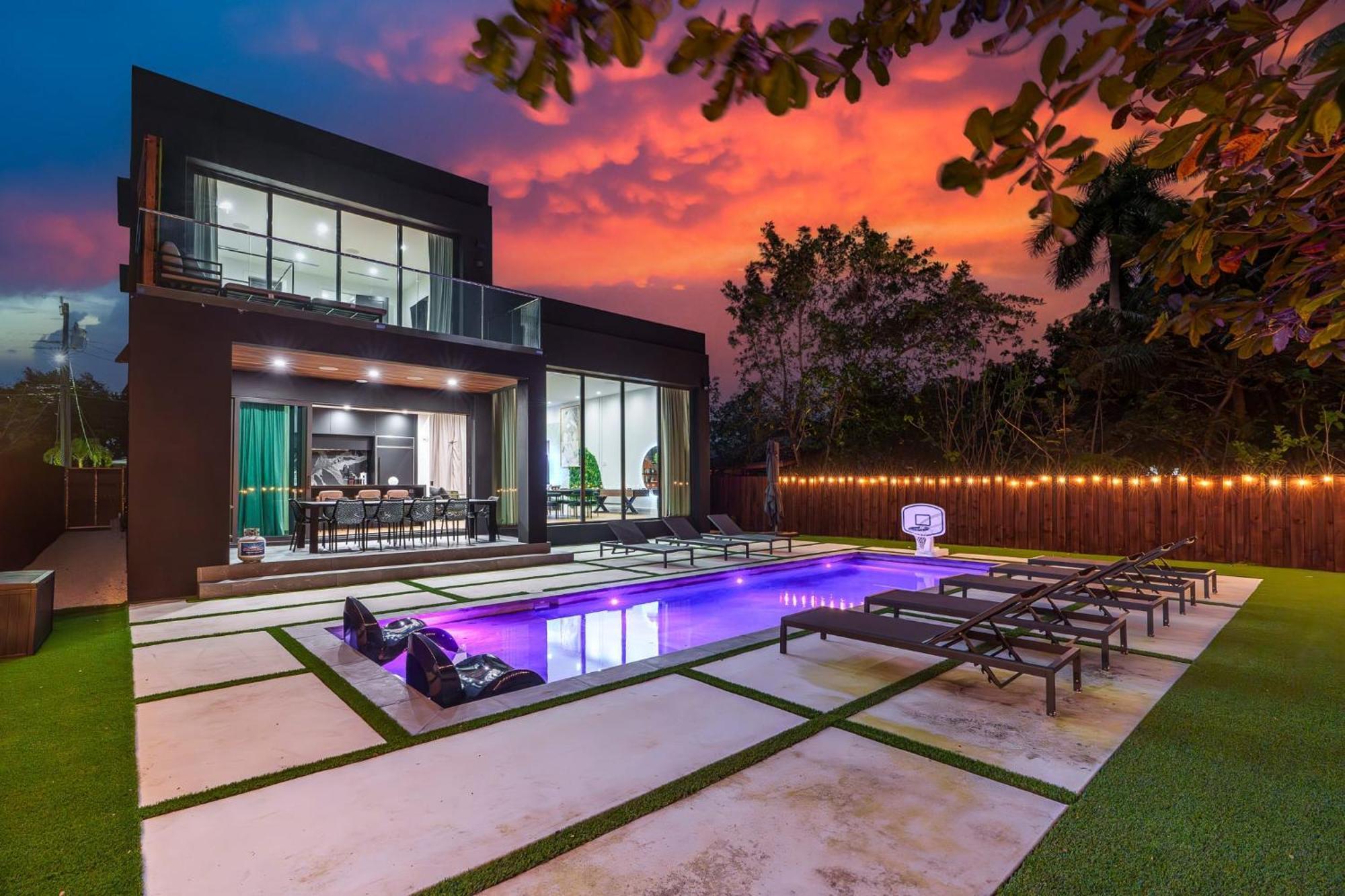 Modern Build Heated Pool Huge Open Concept *