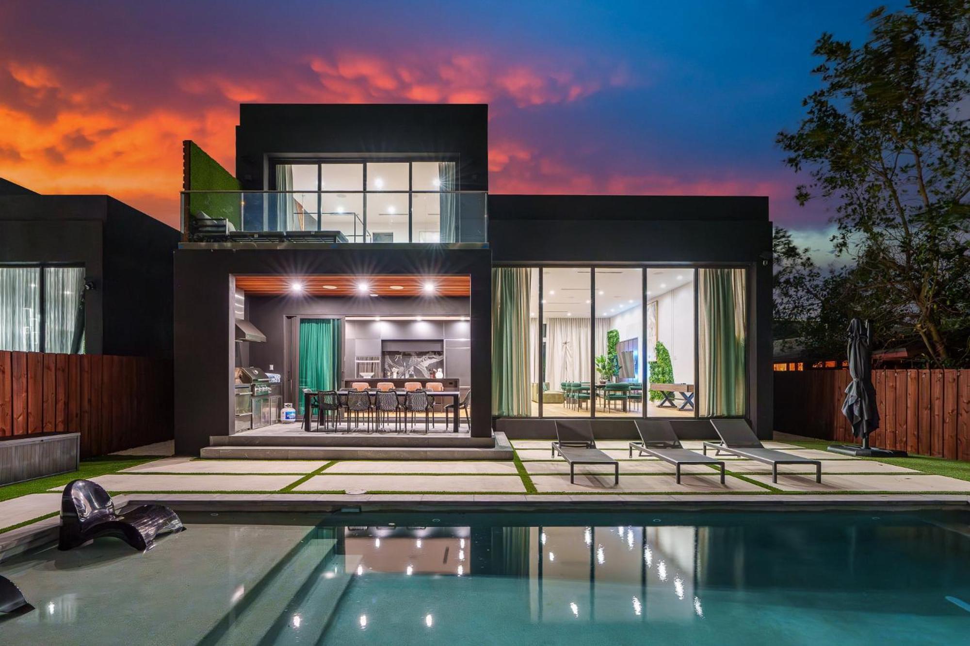 Modern Build Heated Pool Huge Open Concept Holiday home Miami