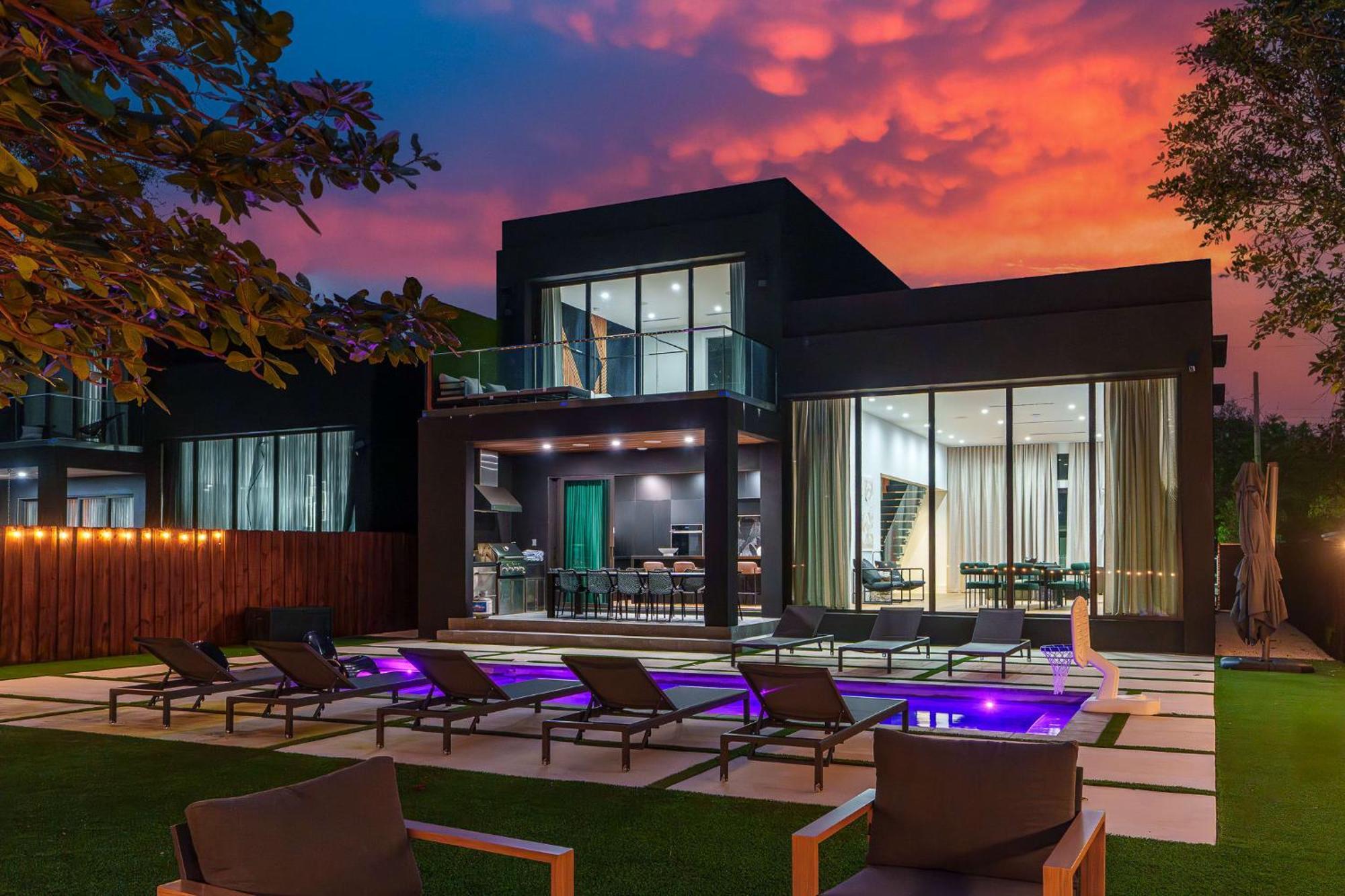 Modern Build Heated Pool Huge Open Concept Holiday home