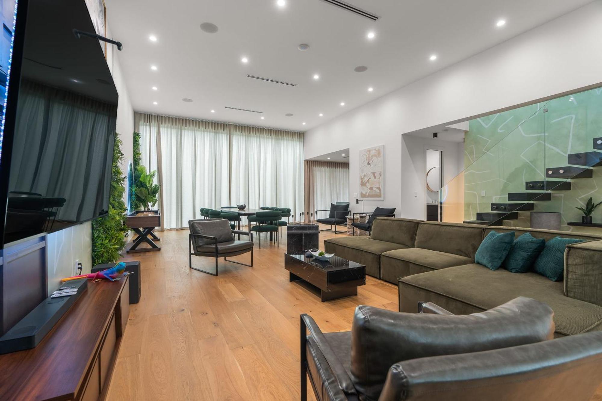 Modern Build Heated Pool Huge Open Concept *