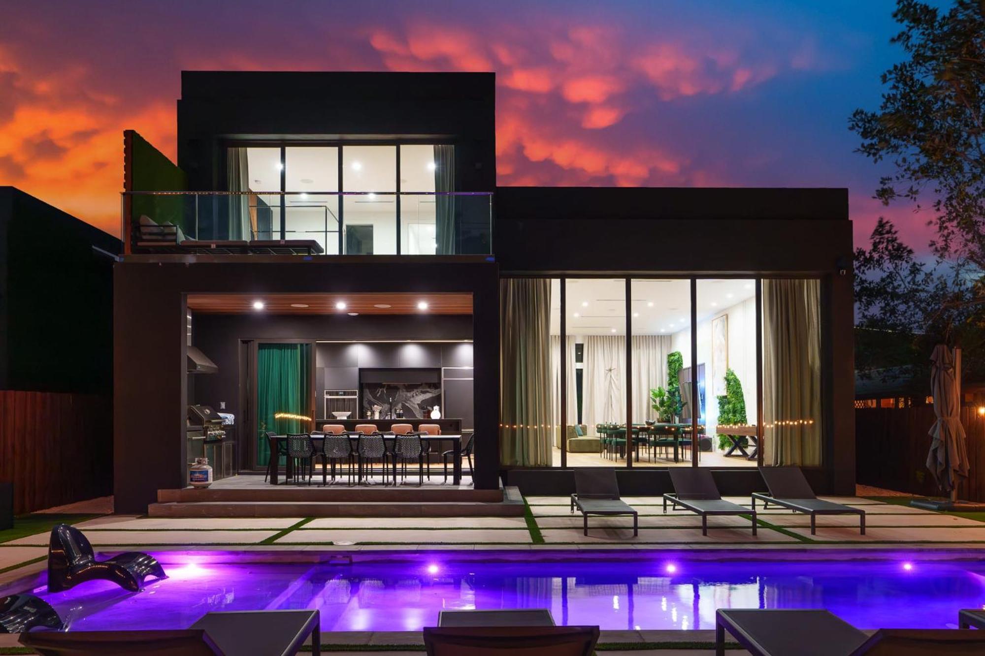 Modern Build Heated Pool Huge Open Concept Holiday home