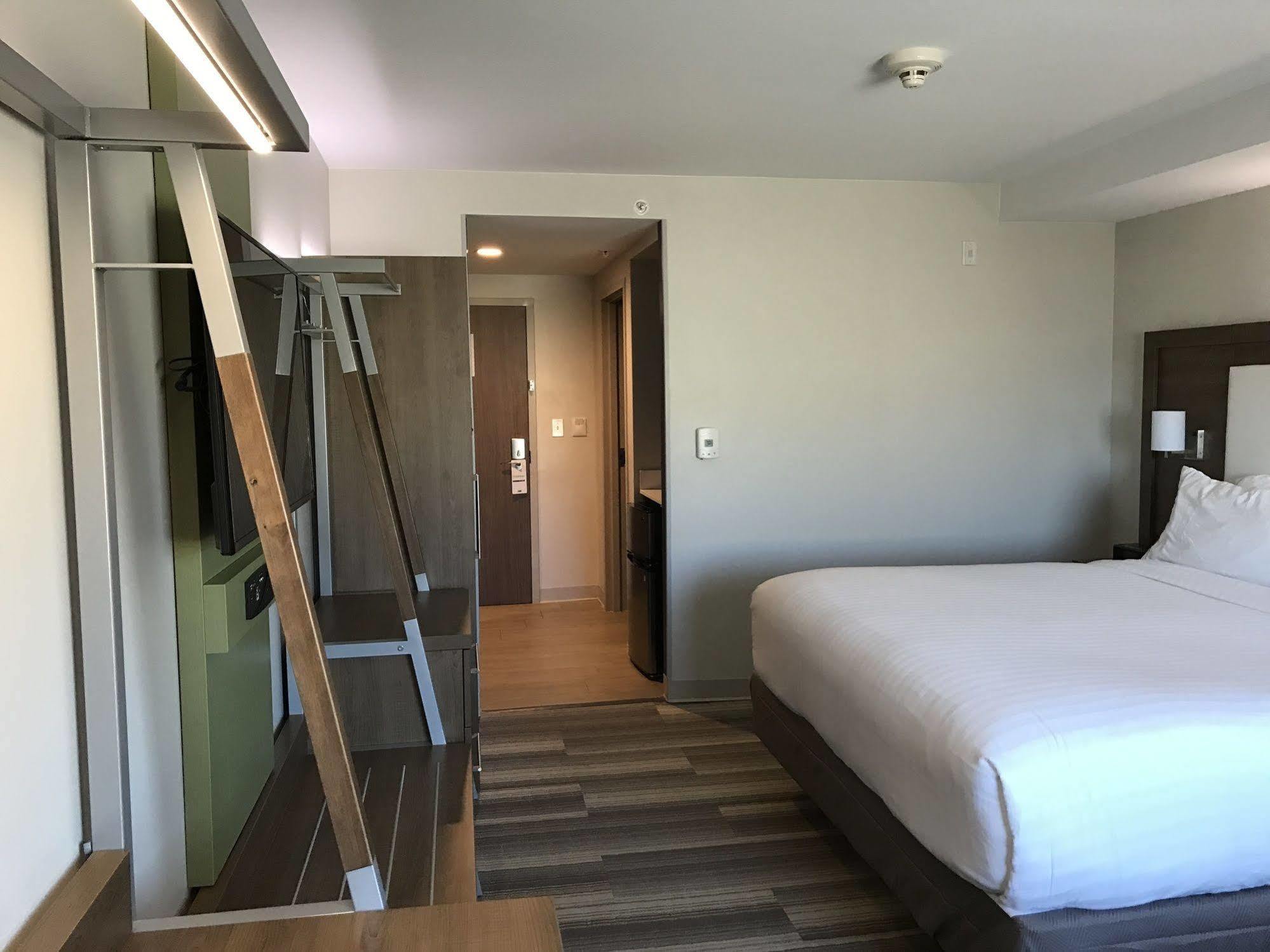 Hotel Express & Airport East By Ihg