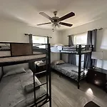 Bekahouse Hostel With Parking, Backyard And Laundry