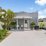 Cozy 2 Bedroom Home W/Gated Parking, Patio & W/D
