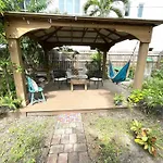 V - Independent Studio in Little Havana (Apt 4)