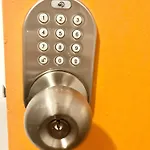 Women Only Rooms - Men Only Rooms - Free Wifi - Coffee Parking - Lockers