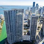 Stunning Apartment At Icon With Bay Views-Pool-Gym-Spa