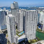 Stunning Apartment At Icon With Bay Views-Pool-Gym-Spa
