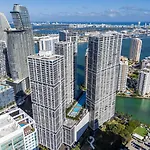 Stunning Apartment At Icon With Bay Views-Pool-Gym-Spa