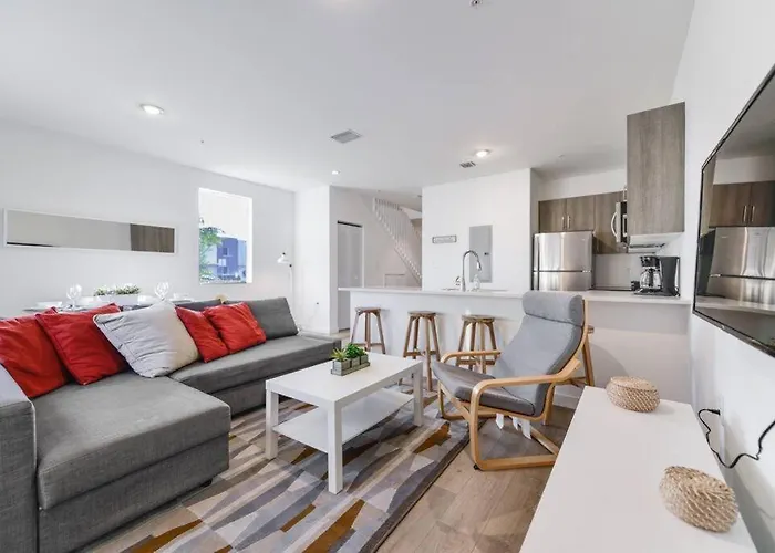 Amazing Town House 15 Min From The Beach Wfree Parking