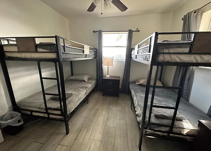 Bekahouse Hostel With Parking, Backyard And Laundry