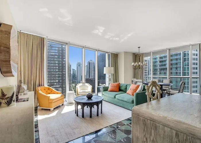 Stunning Apartment At Icon With Bay Views-Pool-Gym-Spa