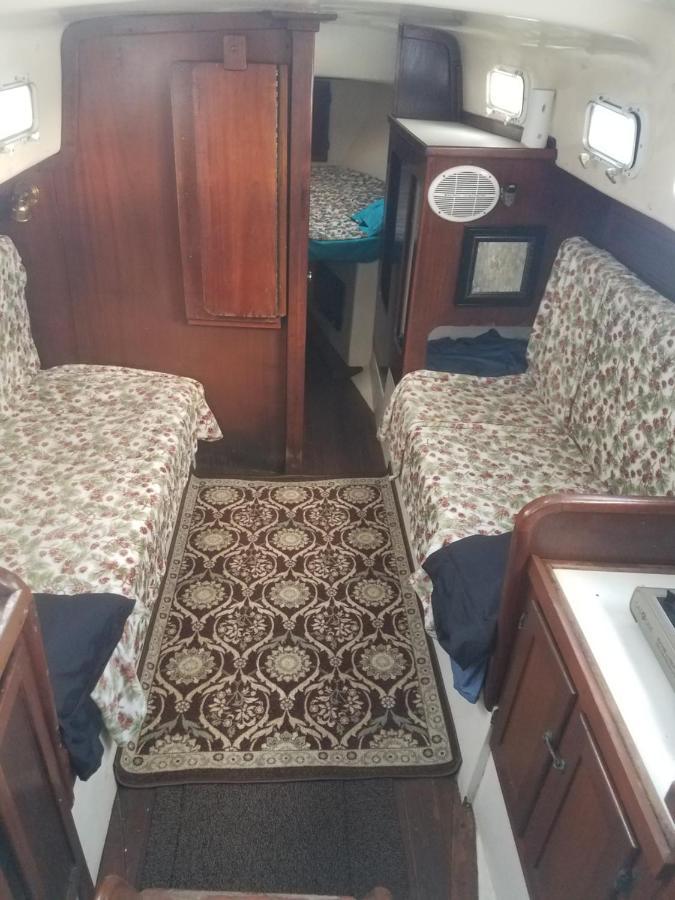 Botel Classic Sailboat 30'
