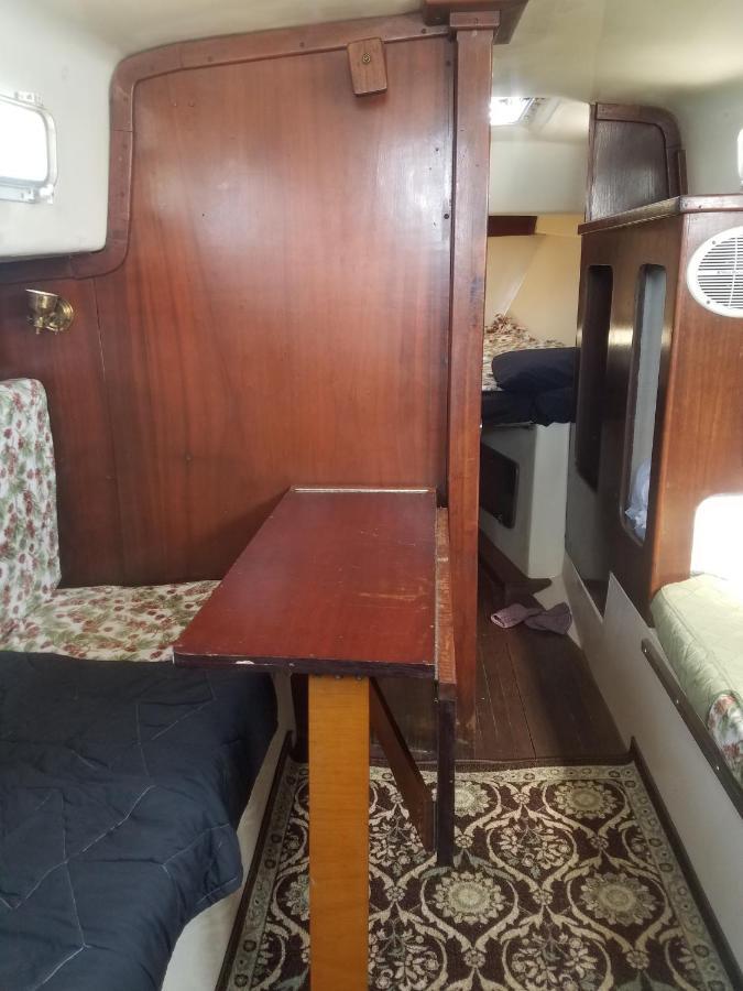 Botel Classic Sailboat 30'