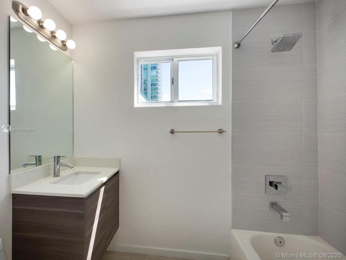 Free Parking-gorgeous 2 Bedroom Unit-location Appartement