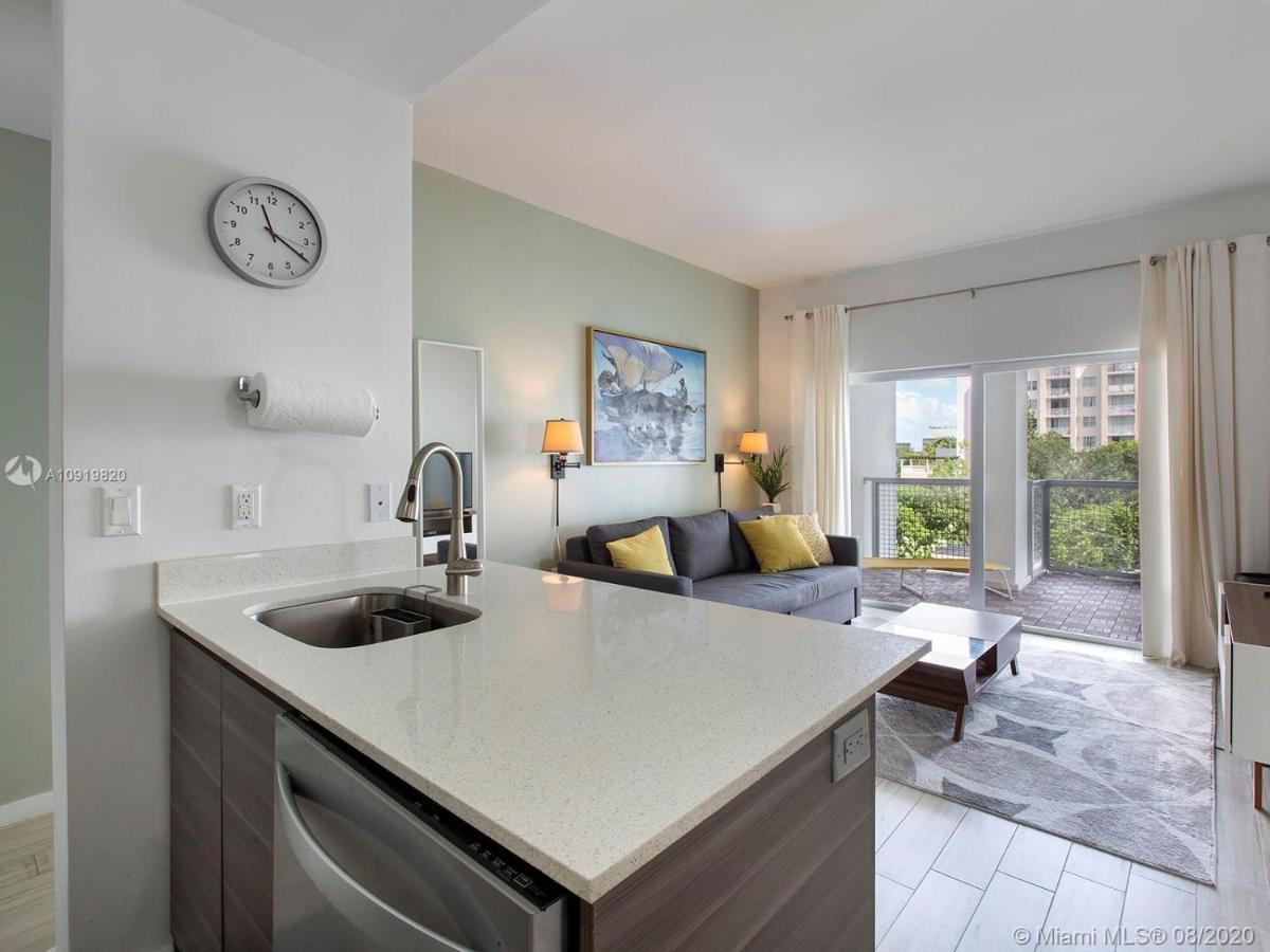 Free Parking-gorgeous 2 Bedroom Unit-location *