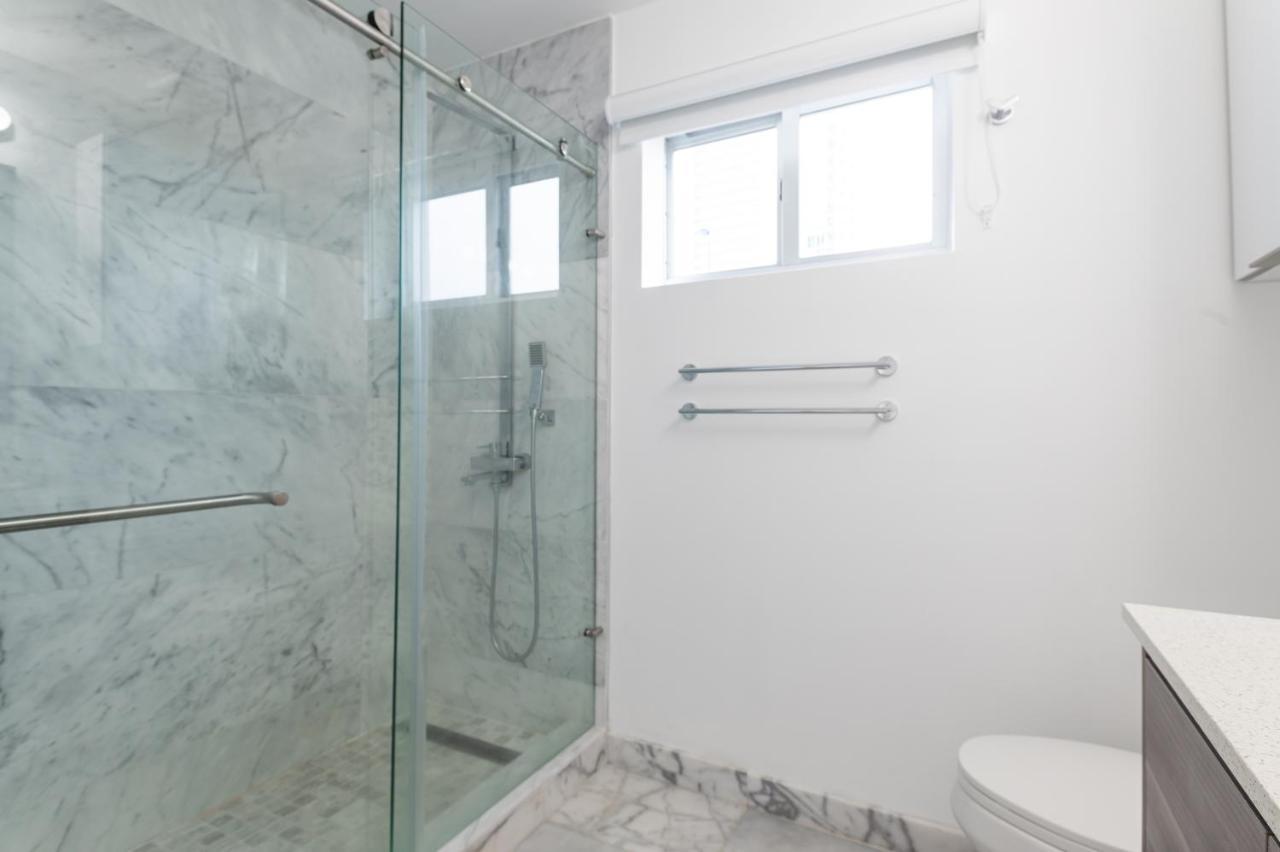 Free Parking-gorgeous 2 Bedroom Unit-location Appartement