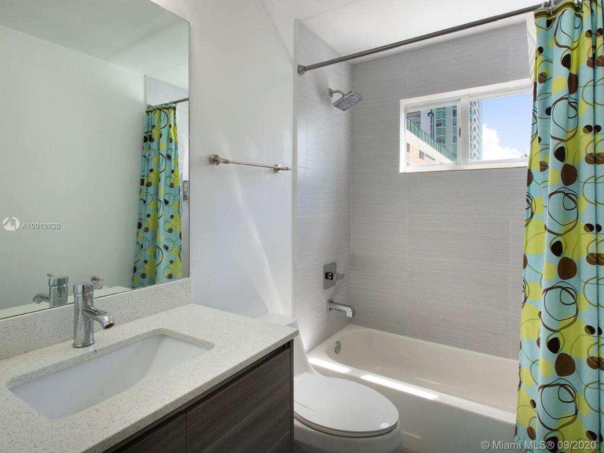 Free Parking-gorgeous 2 Bedroom Unit-location Appartement