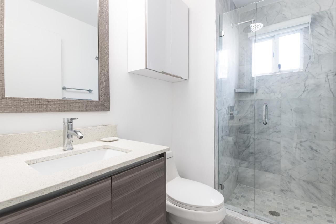 Free Parking-gorgeous 2 Bedroom Unit-location *