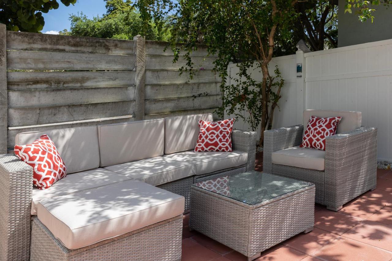 Vakantiehuis Beautiful Casita With King Bed And Private Patio Close To Calle 8, Mia Airport, Coral Gables *