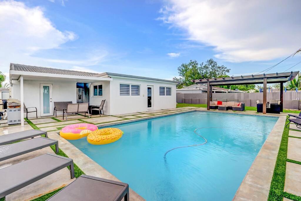 Ferienhaus Cozy Paradise, With Heated Pool, Near Airport In L16 Miami