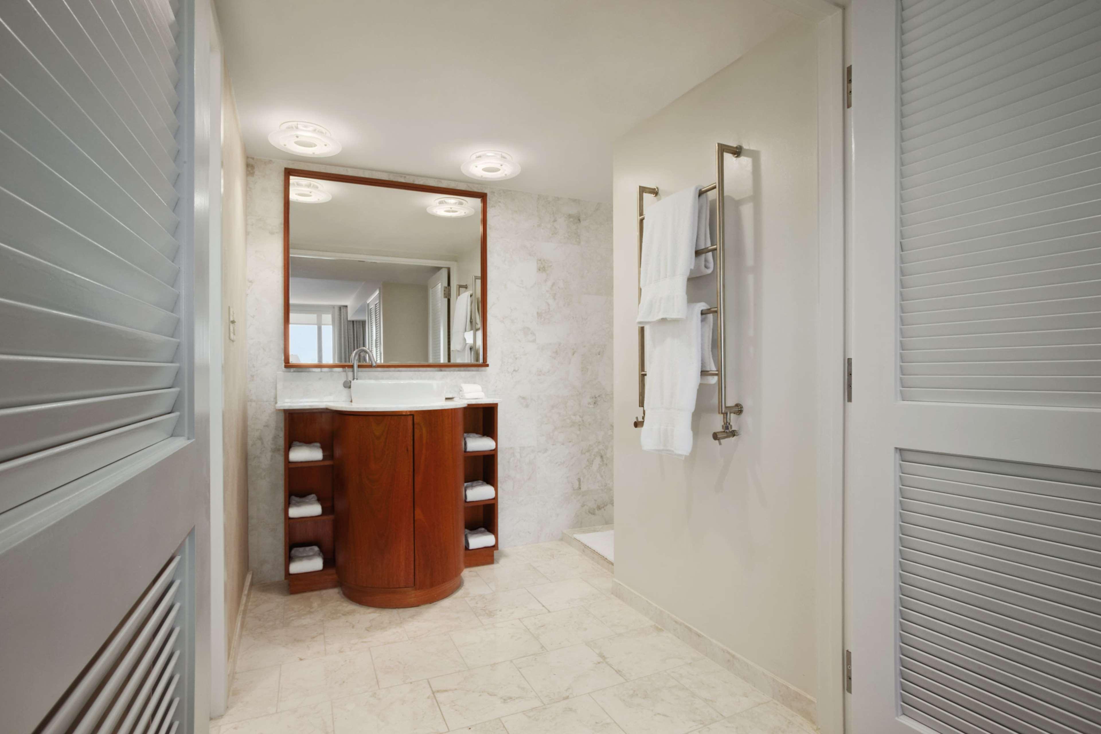 Hilton Airport Blue Lagoon Hotel Miami