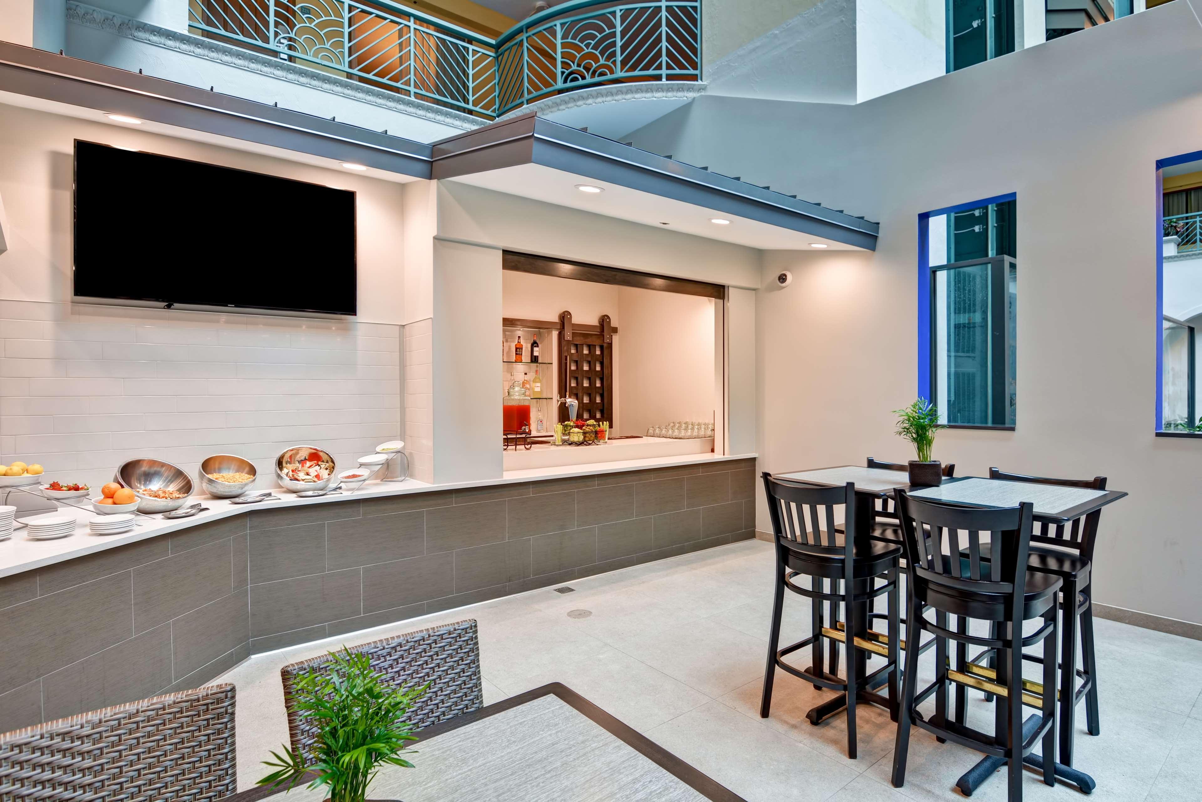 Hotel Embassy By Hilton International Airport Miami