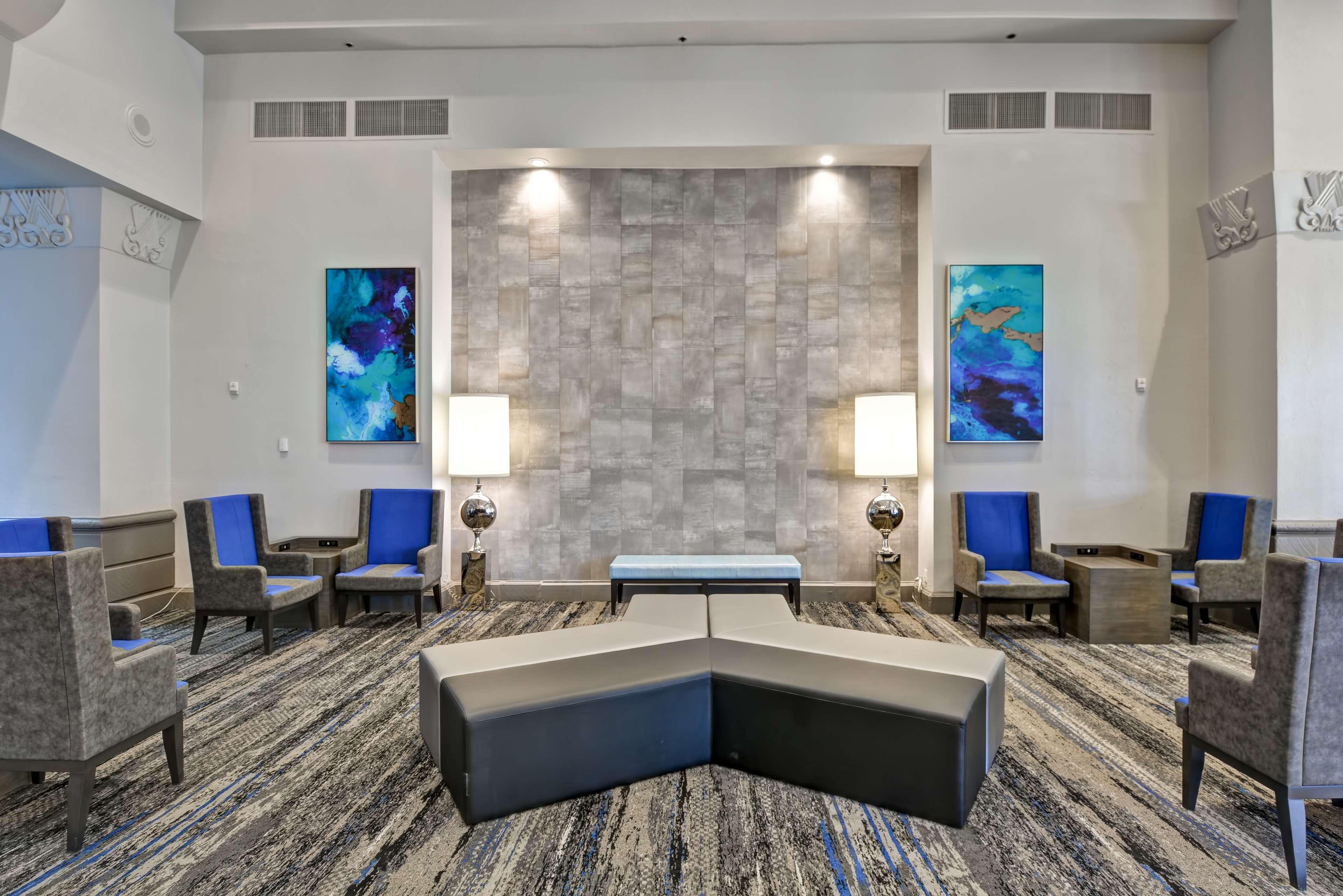 Hotel Embassy By Hilton International Airport 4*