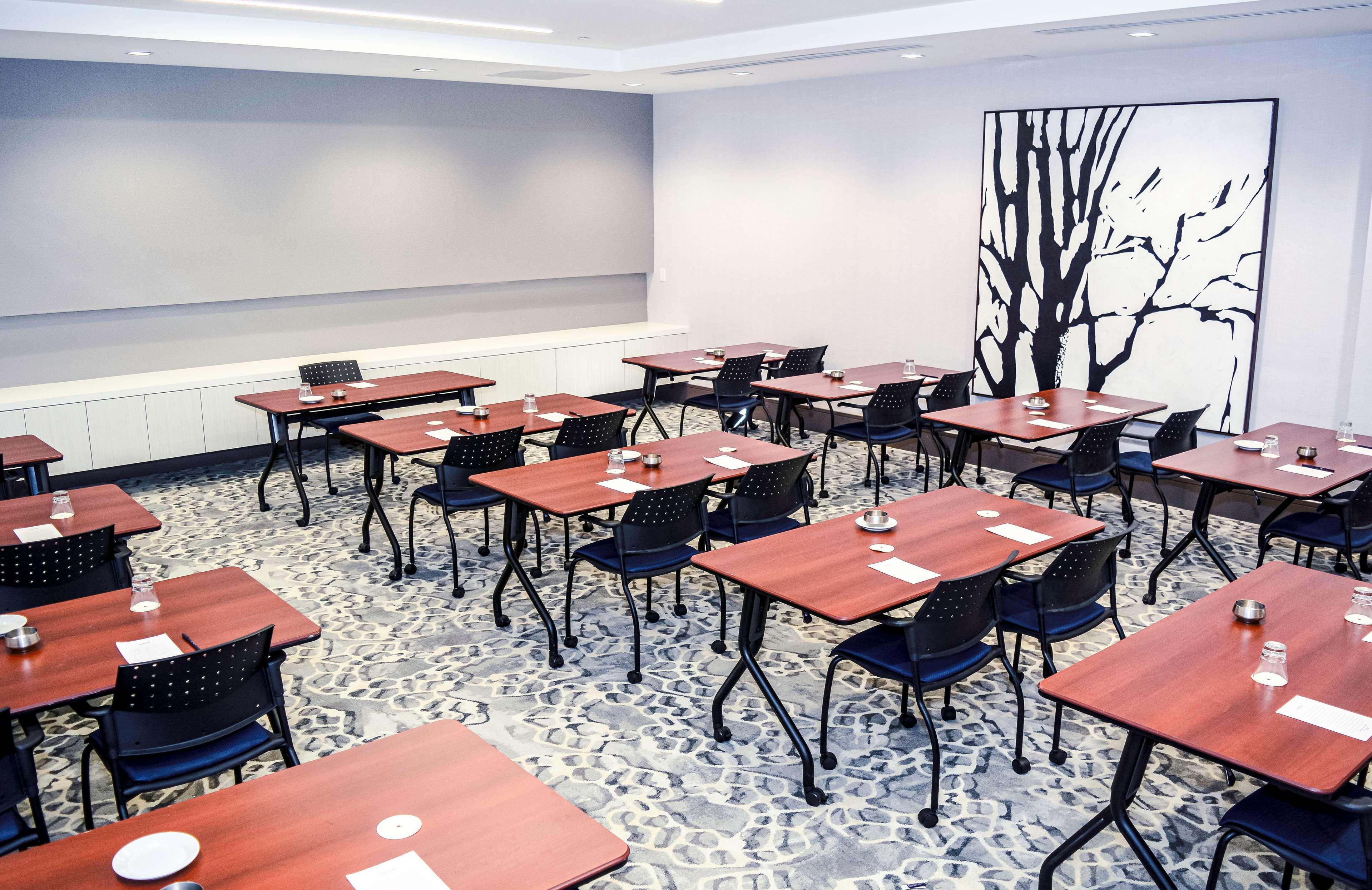 Hotel Doubletree By Hilton Airport & Convention Center