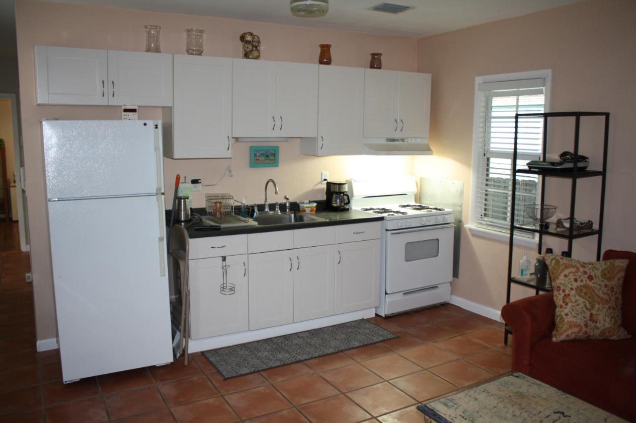 Key West Style Historic In Coconut Grove Florida, The Blue House Vakantiehuis