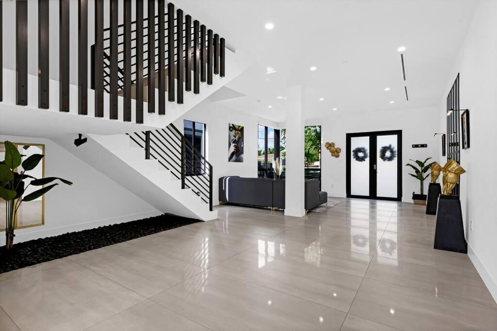 Modern W/ Amenities & Salt Water Pool Miami