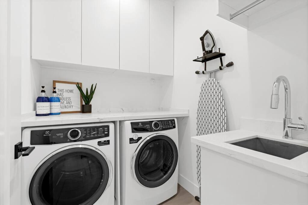 Modern W/ Amenities & Salt Water Pool Villa Miami