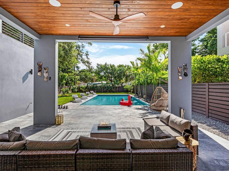 Modern W/ Amenities & Salt Water Pool Villa Miami