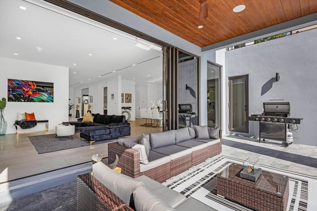 Modern W/ Amenities & Salt Water Pool Villa