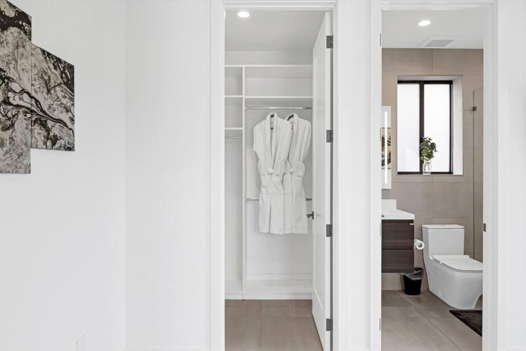 Modern W/ Amenities & Salt Water Pool Villa
