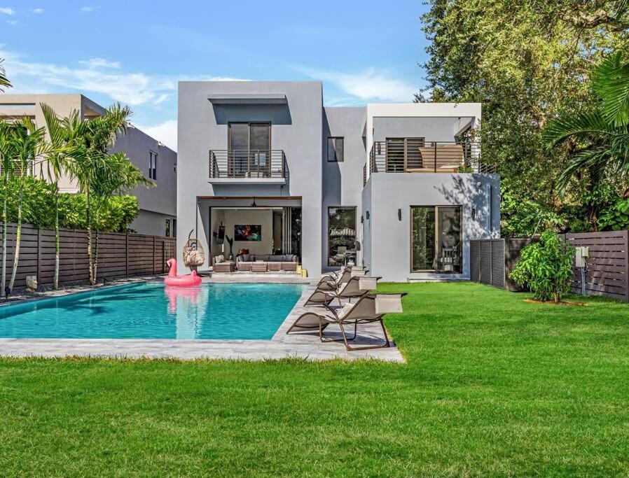 Modern W/ Amenities & Salt Water Pool