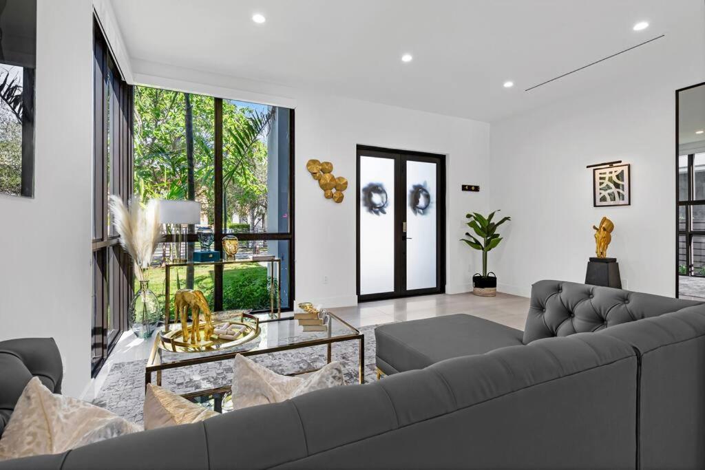 Villa Modern W/ Amenities & Salt Water Pool *