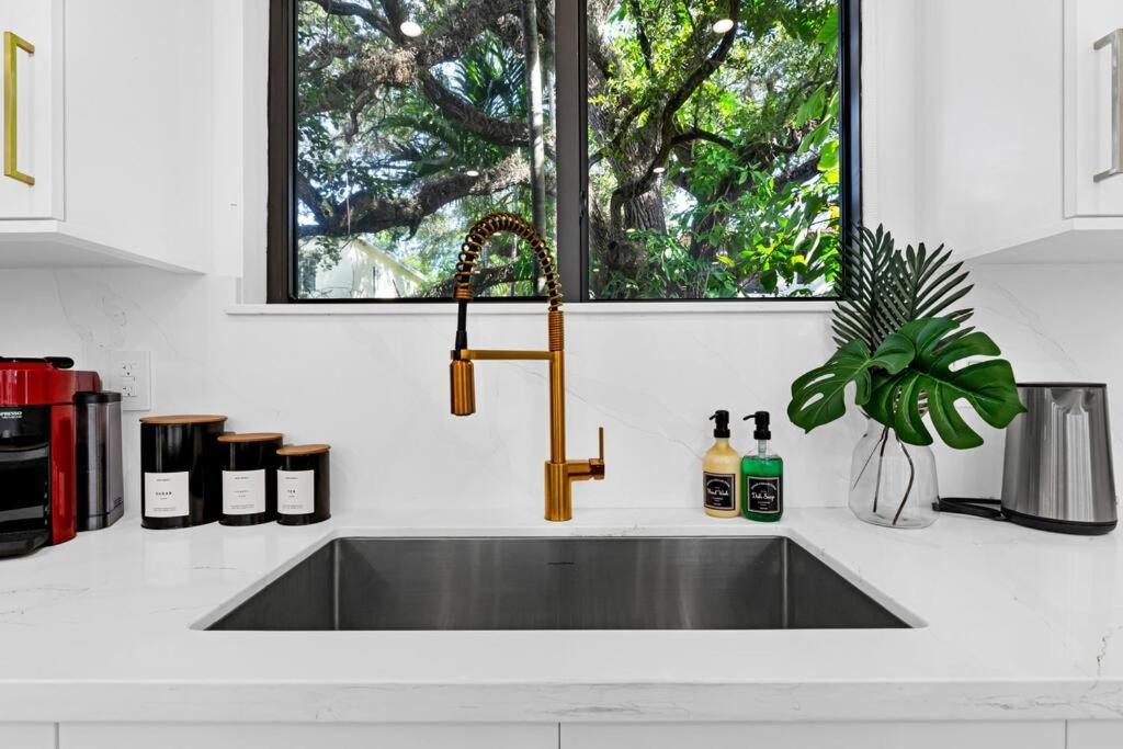 Modern W/ Amenities & Salt Water Pool Villa Miami