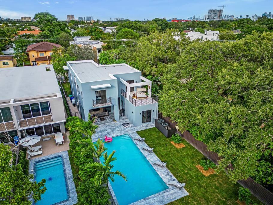 Villa Modern W/ Amenities & Salt Water Pool *