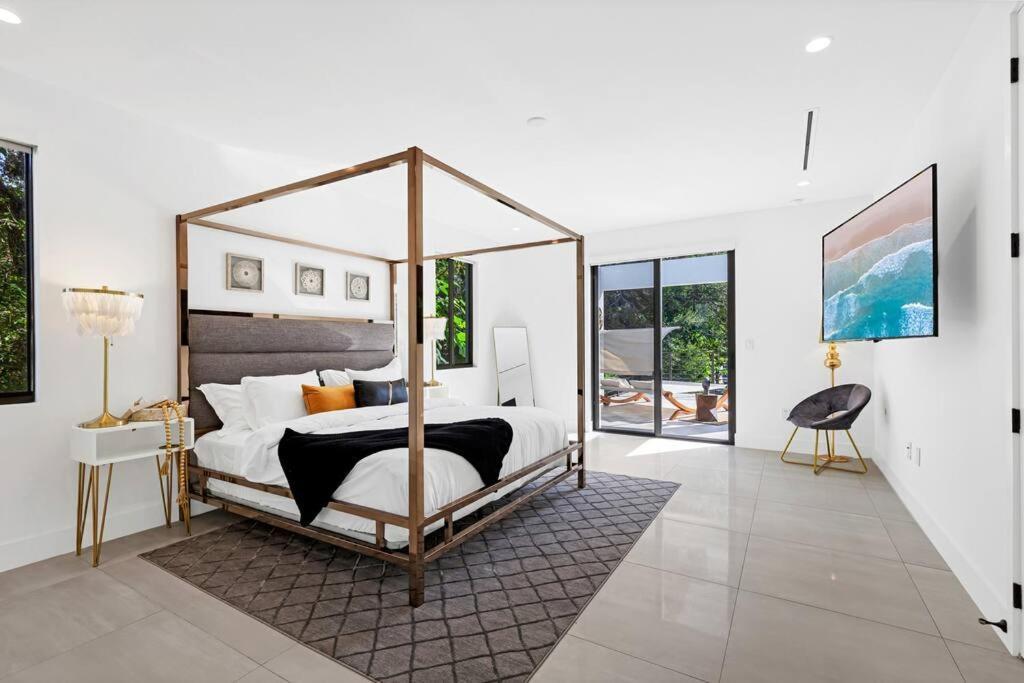 Villa Modern W/ Amenities & Salt Water Pool