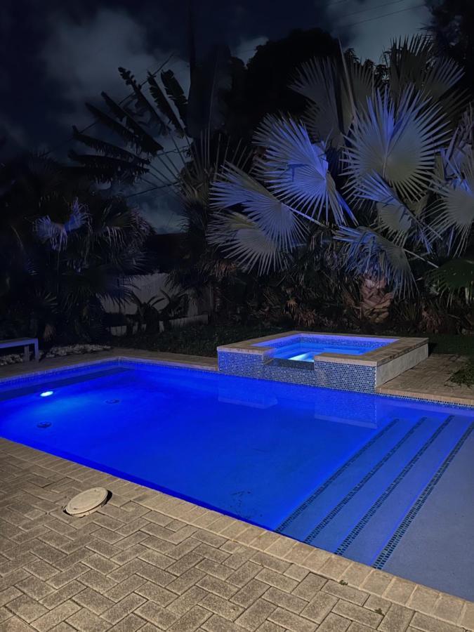 Art Deco Heated Pool Jacuzzi Very Private House On A Quite Street Close To Design District 10 Minutes From The Beach - Villa Miami