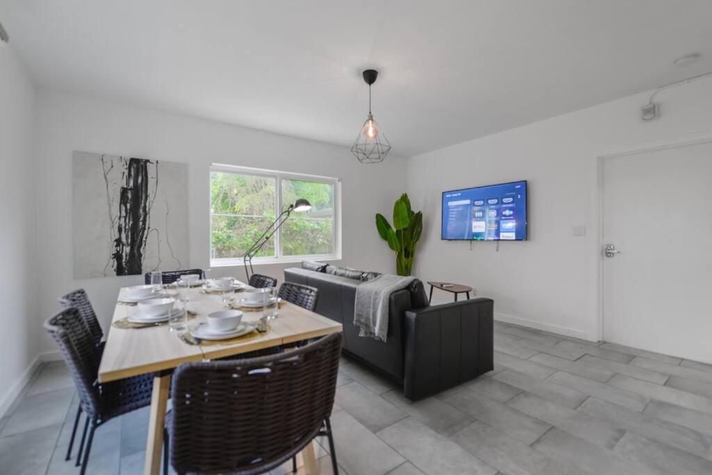 Great 2 Bedroom Near The Apartment *