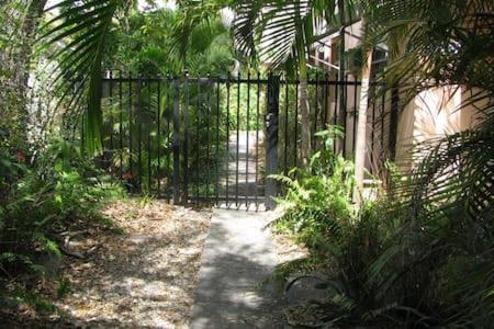 1br Historic Art Deco Charm Meets Modern Comfort- Huge Tropical Garden In Posh Coral Gables-10 Min Airport Apartment