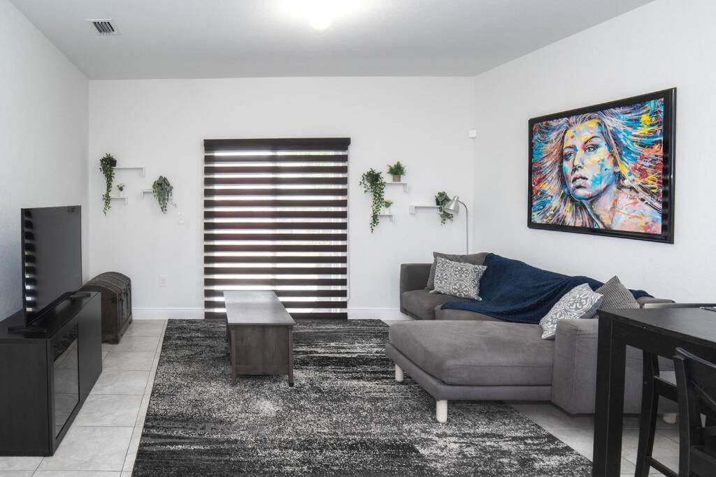 Vakantiehuis New House On The Block Near Airport. *