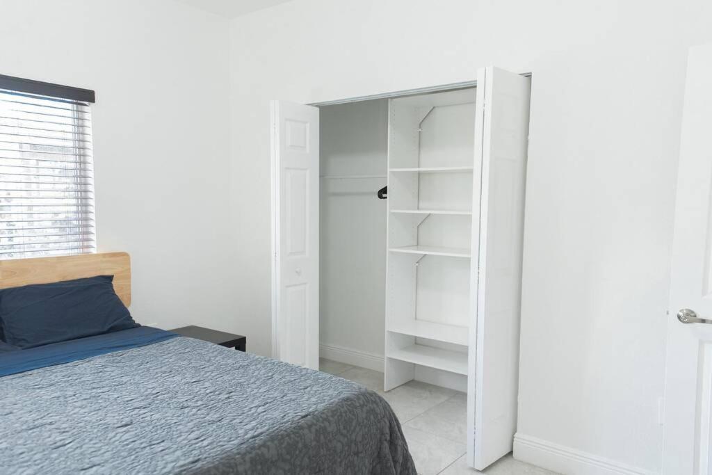 Vakantiehuis New House On The Block Near Airport. *