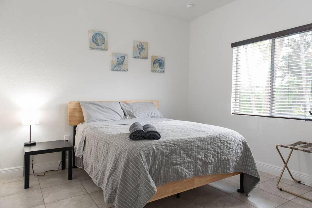 New House On The Block Near Airport. Vakantiehuis Miami