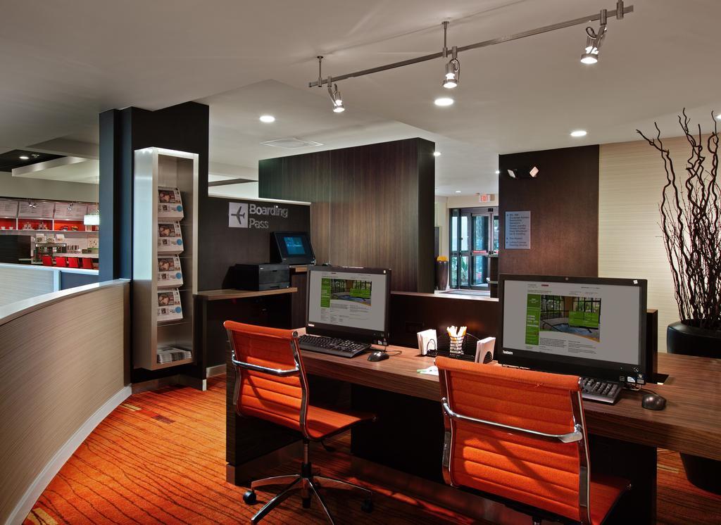 Courtyard Miami Airport West 3*